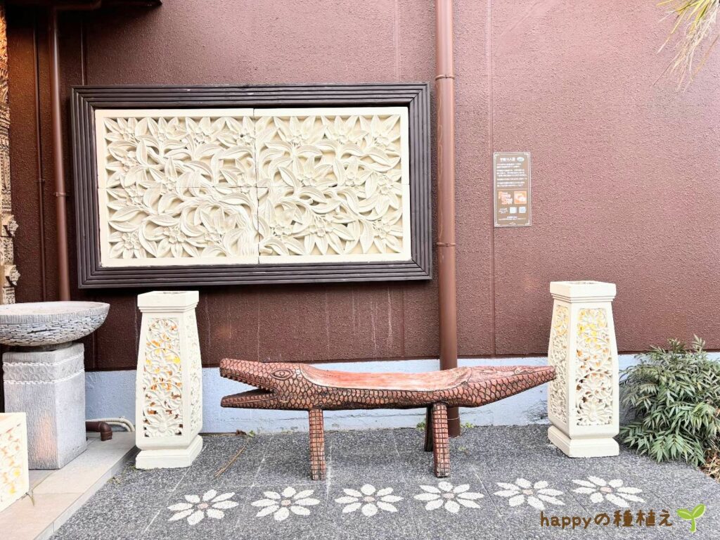SAYAの風 玄関脇ベンチ