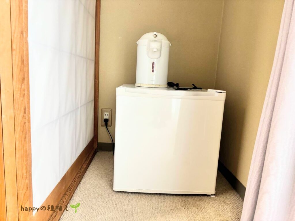 八ヶ岳グレイスホテル 和室 冷蔵庫とポット