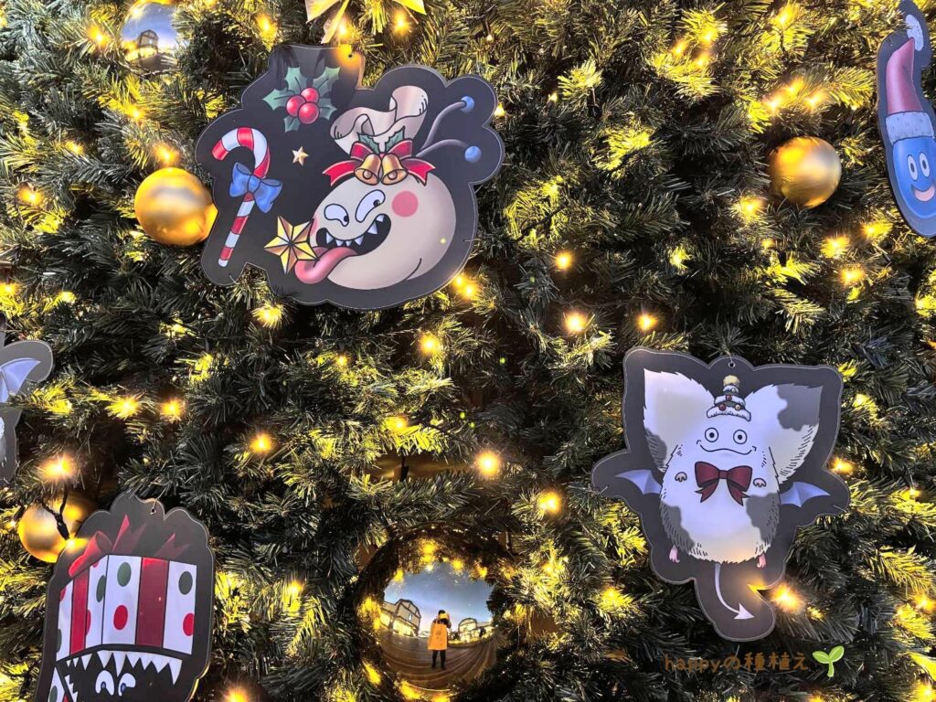 三井プレミアム・アウトレット×ドラクエ　クリスマスツリーの飾りもモンスター