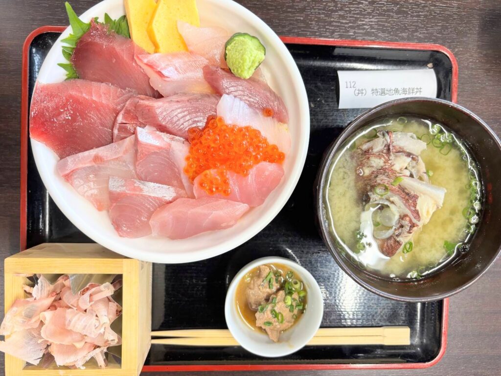 枕崎お魚センター　海鮮丼　鰹節たっぷり